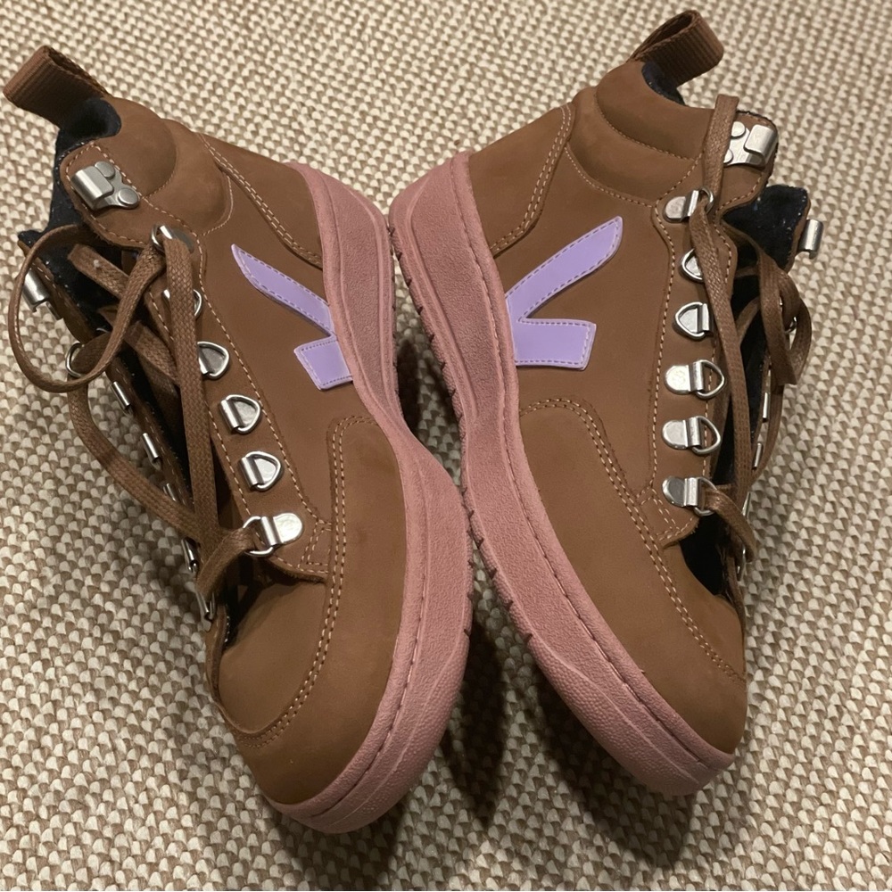 VEJA Gender Inclusive Roraima High Top Sneaker NWOT - Picture 5 of 14